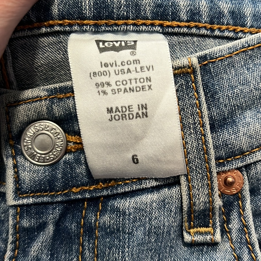 Woman’s Levi’s capris - Picture 4 of 6
